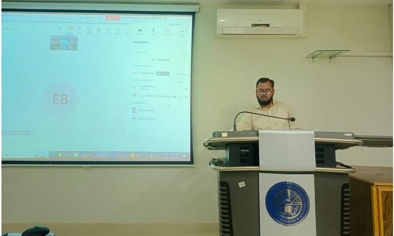 Photo from the report: a hybrid session of the seminar, with in-person and online participants.